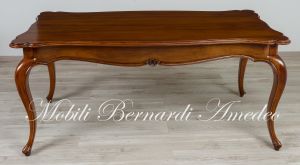 Tavolo realizzato in noce stile barocco con gambe curve e piano sagomato